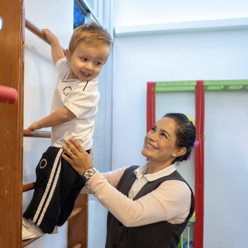 Maestra y alumnos de preescolar en taller de psicomotrocidad