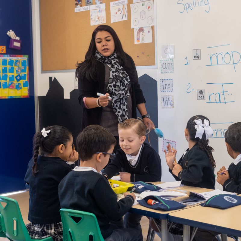 Maestra de Kínder Grove enseñando Inglés a sus alumnos