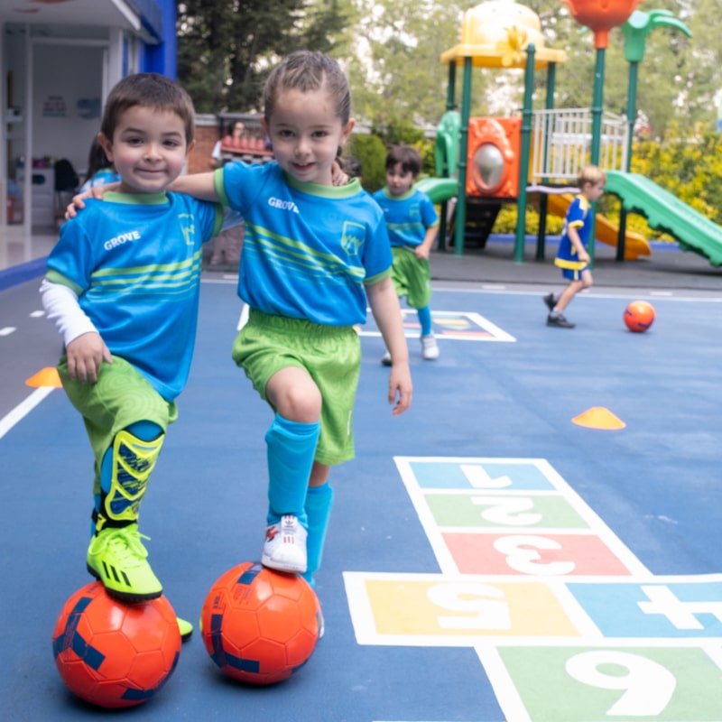 Alumnos en taller de fútbol en Kínder Grove