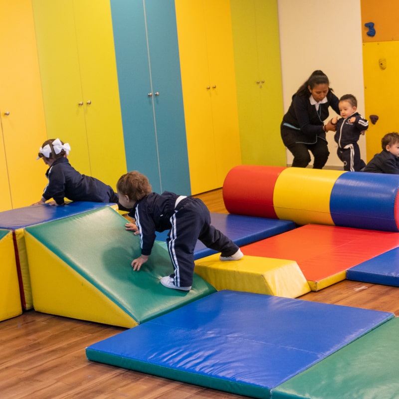 Maestra y alumnos de preescolar en taller de psicomotrocidad dentro de las instalaciones de Kínder Grove