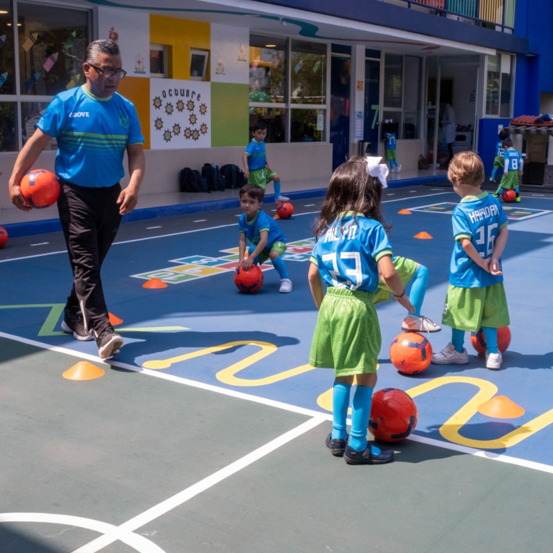 Alumnos de Kínder grove en taller de fútbol