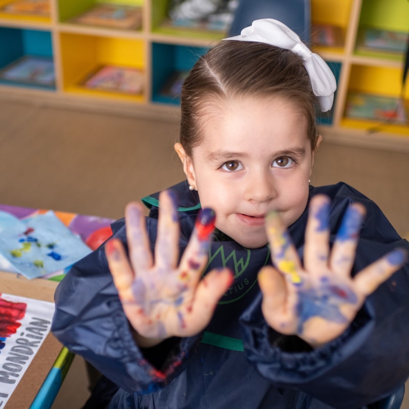 Alumna  en taller de pintura