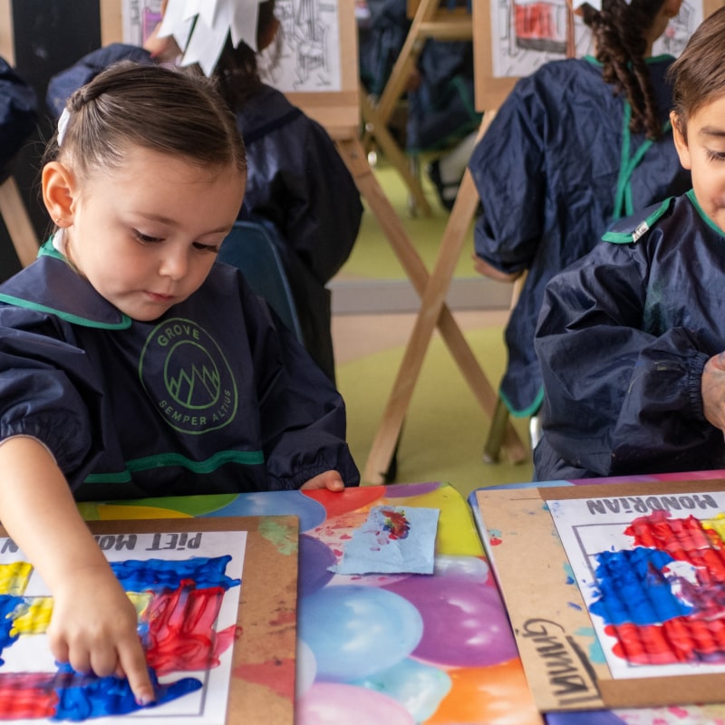 Alumnos de Kínder Grove en taller de pintura