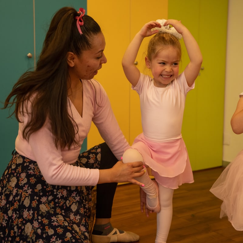 Maestra de danza con sus alumnas en Kínder Grove
