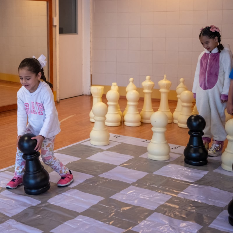 Alumnas de Kínder grove aprendiendo ajedrez
