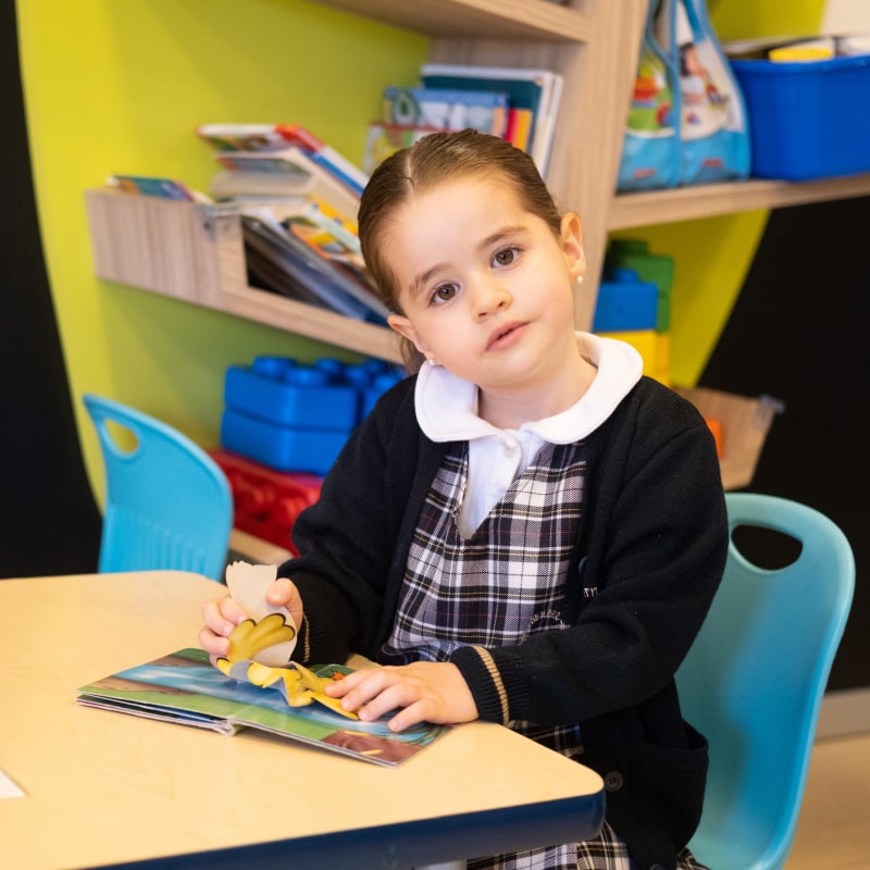 Alumna de Kínder Grove leyendo