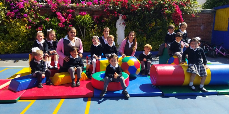 Maestras y alumnos de preescolar en Kínder Grove